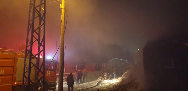 Erzurum'da yangın: 2 ev ve ahır kül oldu